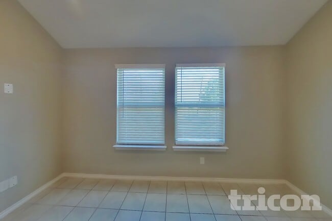 Photo - 916 Roland Dr
