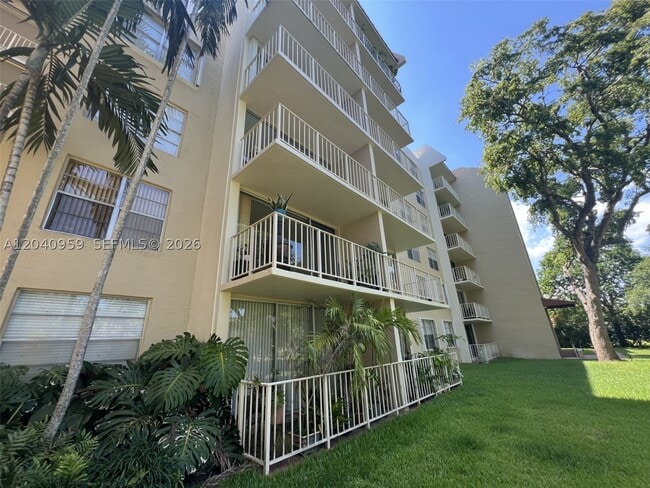 Building Photo - 13120 SW 92nd Ave Unit B-209