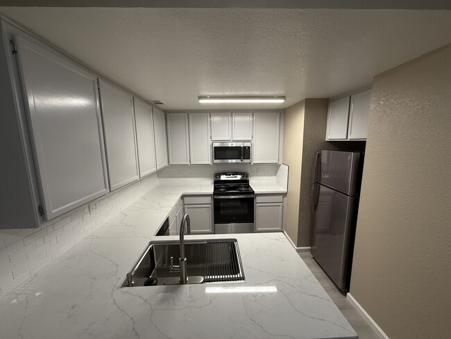 Building Photo - 1102 Cedar Creek Dr Unit 3