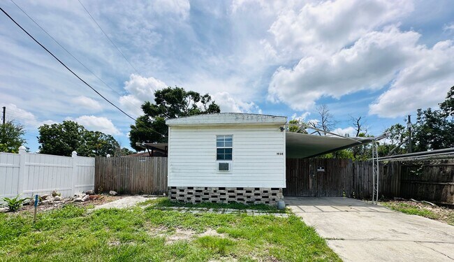 Building Photo - 2 Bed 1.5 Bath, Minutes from Tarpon Springs Rental