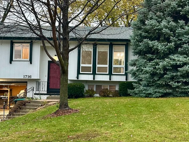 Building Photo - 1716 S 162nd St Rental