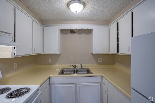 2BR, 1BA - 975SF - Kitchen