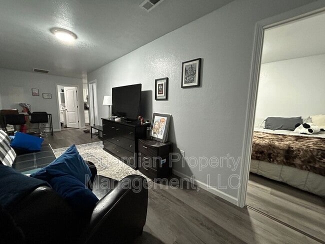 Photo - 123.5 N Main St