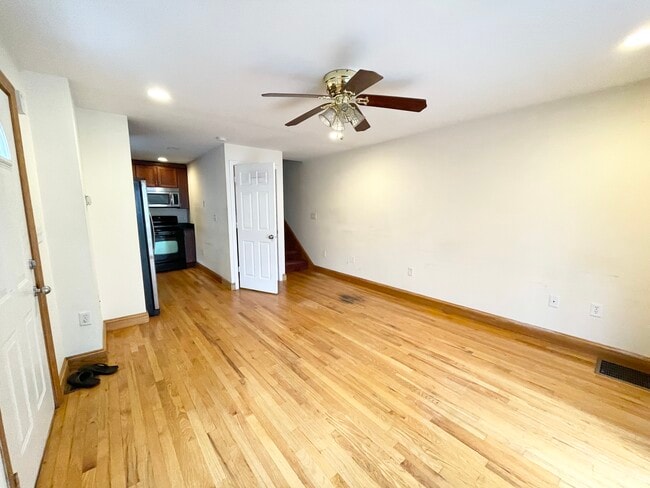 Photo - 241 W 3rd St Unidad 2