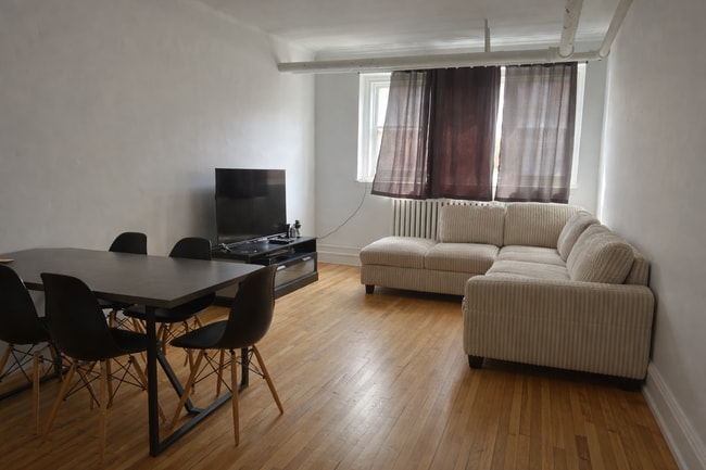 Building Photo - 5801 Chem. de la Côte St Luc Unit 1