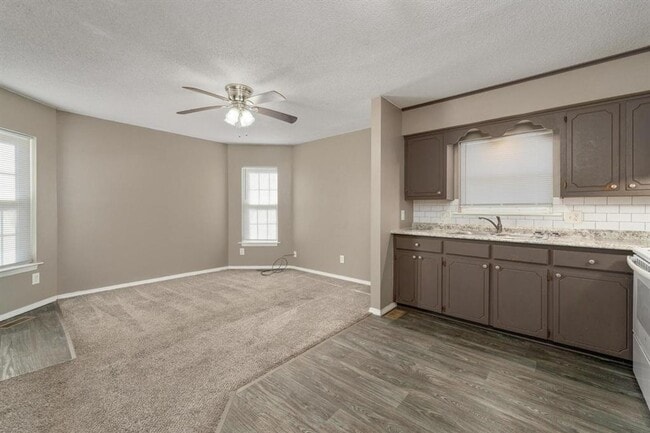 Photo - 1323 S Main St