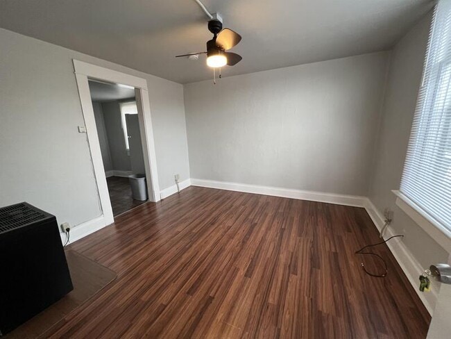 Building Photo - 1610 Pebrican Ave