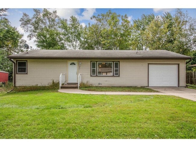 Building Photo - Darling 3 bedroom home in Greenfield Plaza neighborhood