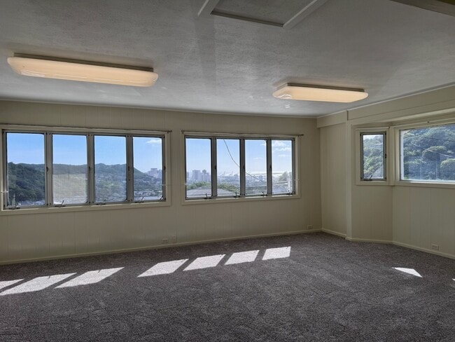 Building Photo - 3br - 3 Bed/2 Bath House with Family Room - Convenient Honolulu Location