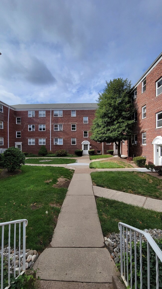 Building Photo - 266 Broad Ave Unit E2