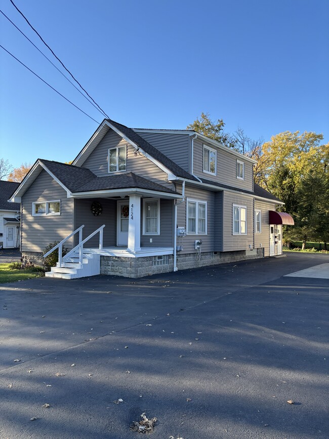 4124 Seneca St - 4124 Seneca St Unit Lower