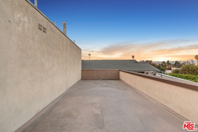 Photo - 2637 S Centinela Ave Unidad 30