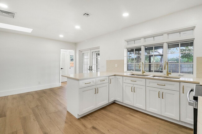 Photo - 1009 Alamanda Dr