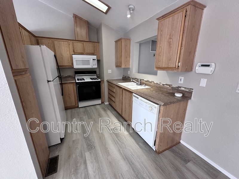 Photo - 1631 De Angelis Ave