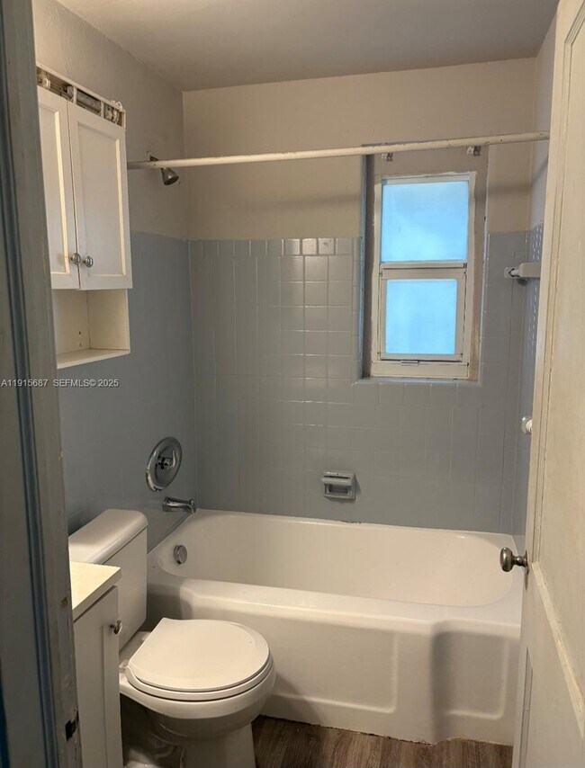 Building Photo - 970 SW 7th St Unit 2