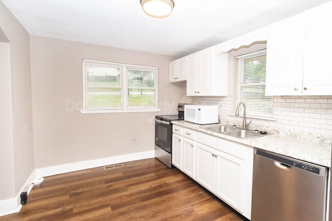Photo - 403 Warren St