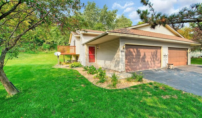 Photo - 880 Pontiac Ln