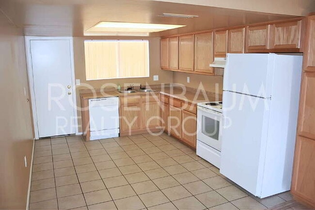 Photo - 3313 W Harmont Dr Unit 2