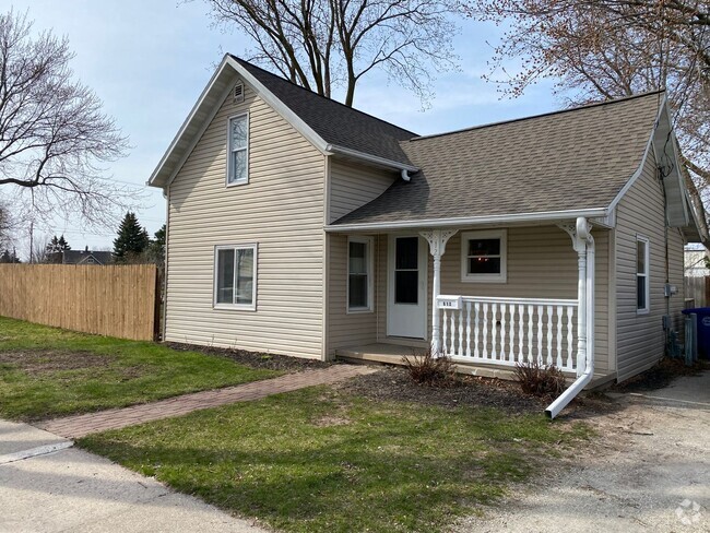 Building Photo - 612 Birch St Rental