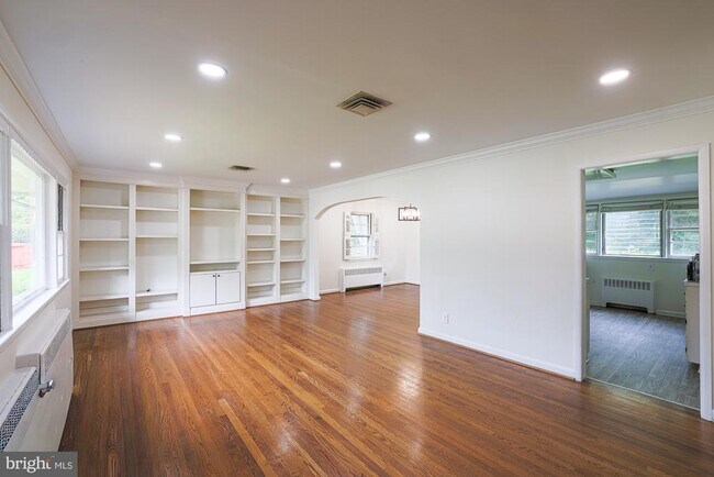 Photo - 2302 Farringdon Rd