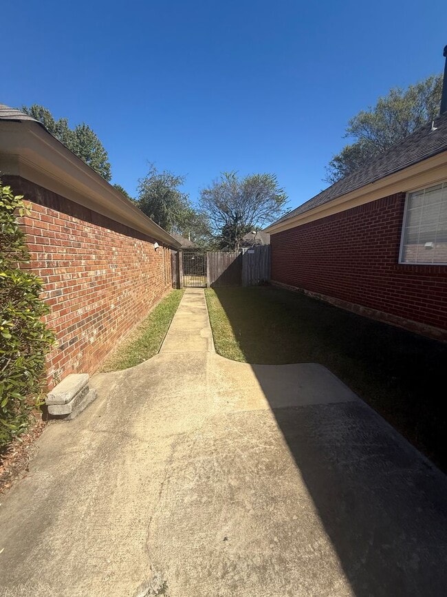 Photo - ** 3 Bed 2 Bath Located across from AUM **...