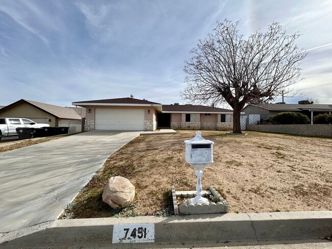 Building Photo - AVAILABLE NOW!! 3 Bedroom 2 Bathroom Home in Yucca Valley!!