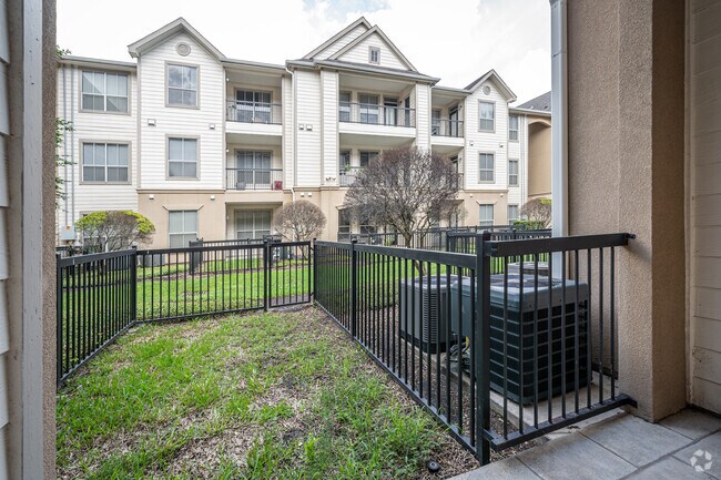 1BR, 1BA - 802SF