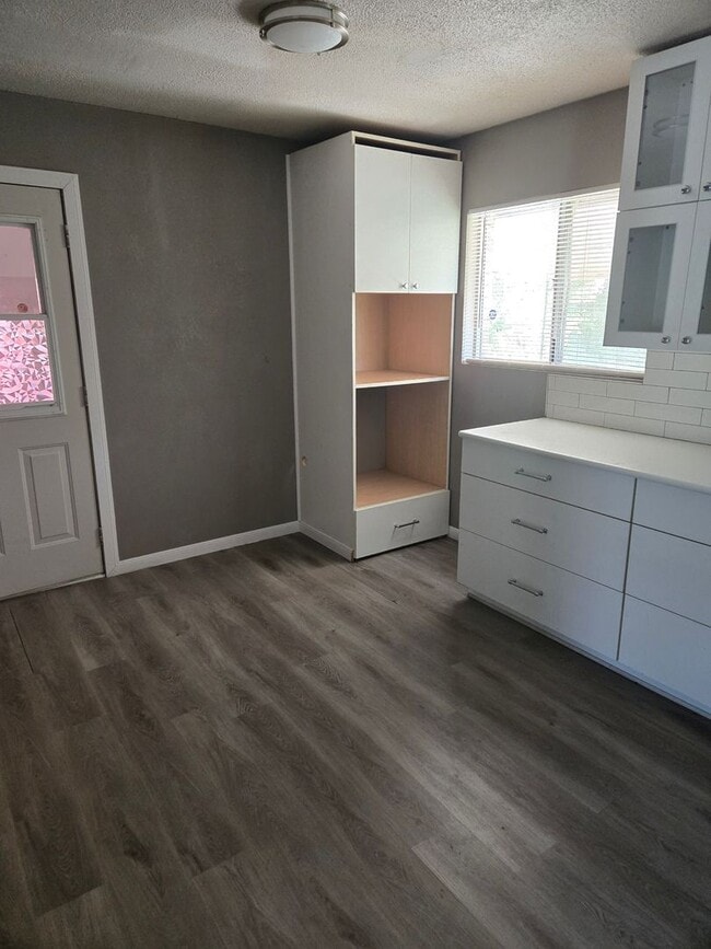 Photo - 109 W Robin Ln