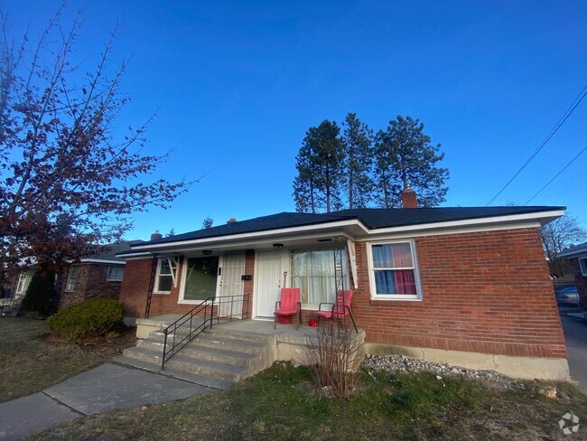 Building Photo - Updated 3 Bedroom Duplex in Northwest Spokane Rental