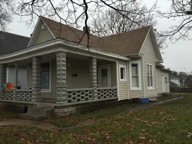 Building Photo - 3Bed/2Bath House with Off-Street Parking, Washer/Dryer. Close to Bus Route & Pet Friendly