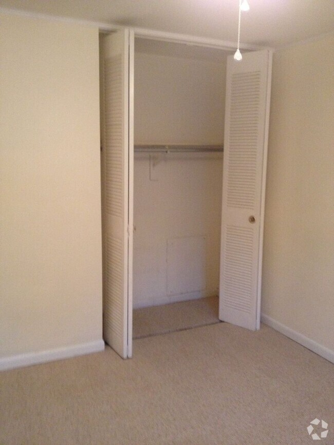 Building Photo - Updated Condo in Solomon Ct. Unit 23