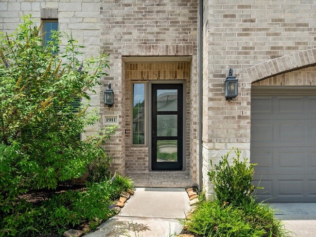 Photo - 1911 Golden Leaf Dr