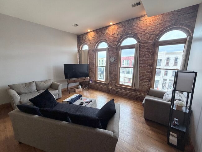 Building Photo - 35 S Monroe St Unit 301