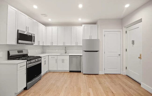 Photo - 157 E 37th St