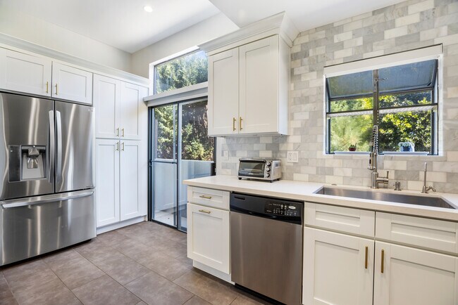 Photo - 2560 S Centinela Ave