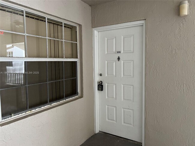 Photo - 2811 N Oakland Forest Dr Unit 309