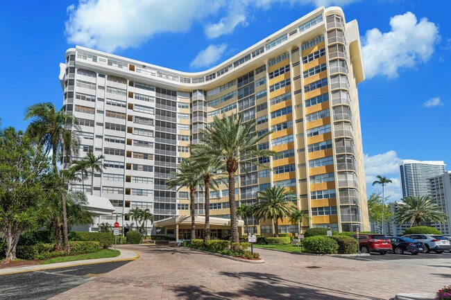 Building Photo - 100 Golden Isles Dr Unit 313