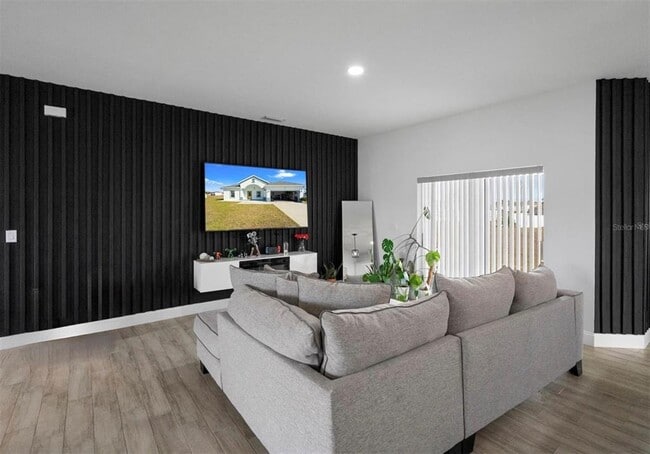 Photo - 817 Desmoines Pl