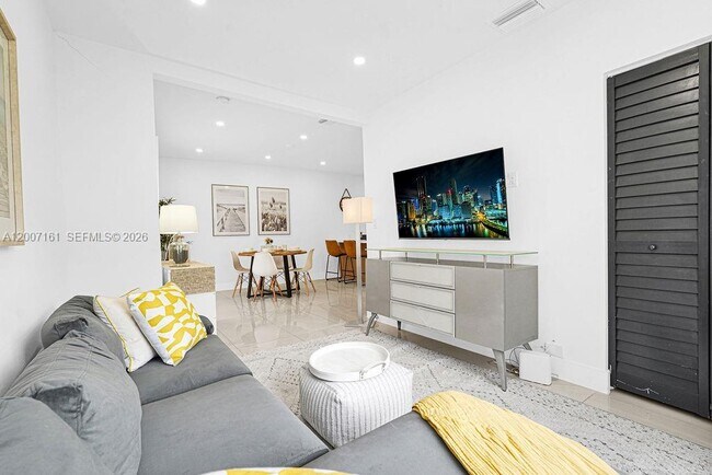 Photo - 570 NW 48th St