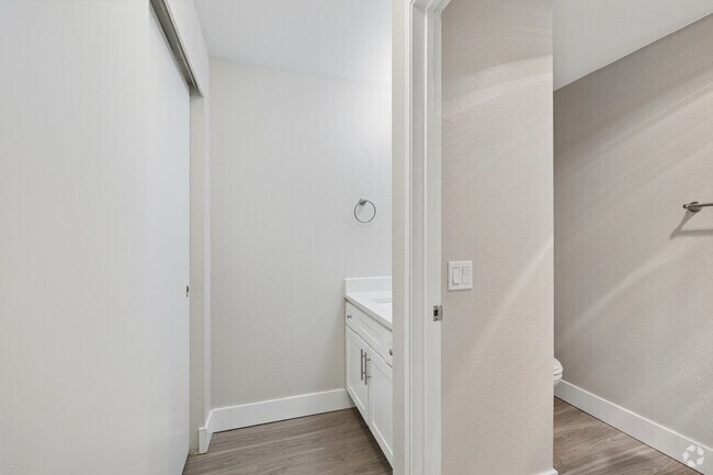 2BR, 2BA - 1,006SF - Bathroom