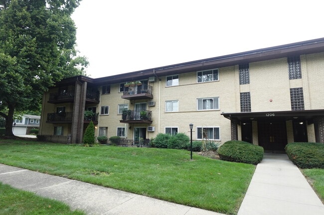 Building Photo - 1206 E Fairview St Unit 102
