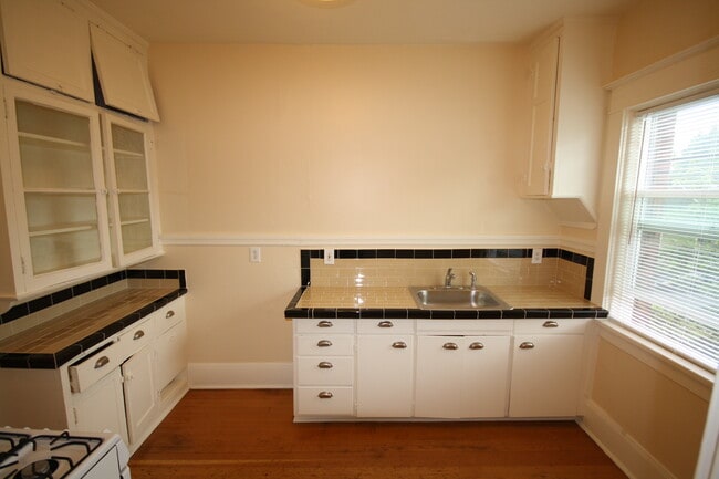 Building Photo - 910 Southeast 37th Avenue Unit 207