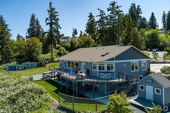 Building Photo - Gorgeous Lower Level Apartment Ready For a...