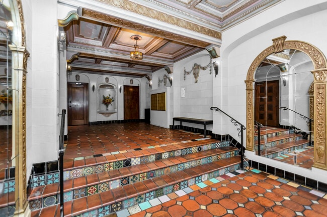 Photo - 2355 Leavenworth