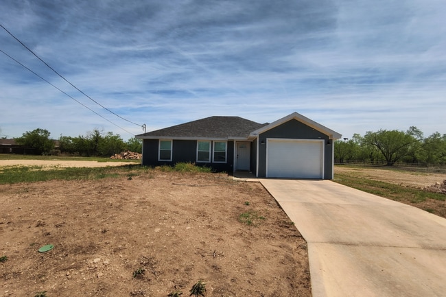 Building Photo - Charming 3BR / 2BA home with spacious backyard and full of curb appeal COMING SOON!