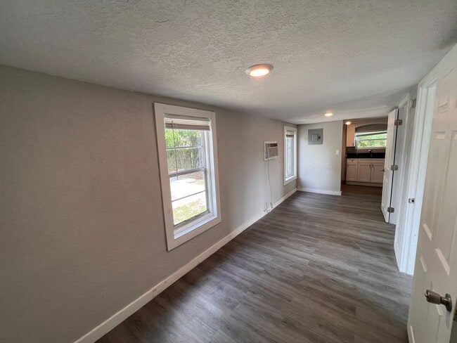 Photo - 718 W 7th St Unit 2