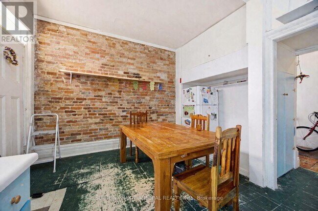 Photo - 391 Queen St W