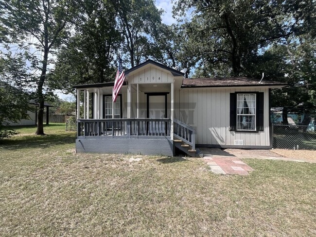 Building Photo - Cozy 3 Bedroom 1 Bathroom with Large Yard Rental