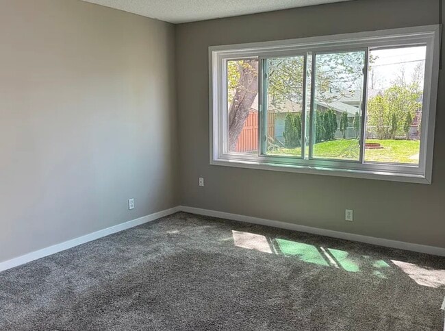 Photo - 930 Larpenteur Ave W