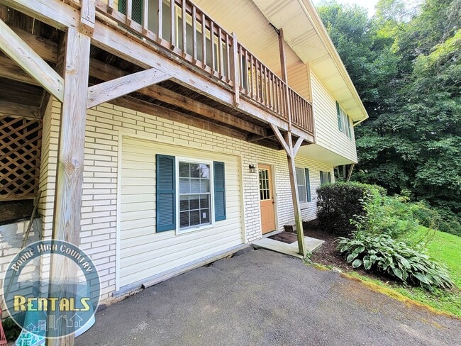 Building Photo - Gorgeous 3bd/2.5ba House With Included Downstairs Apartment